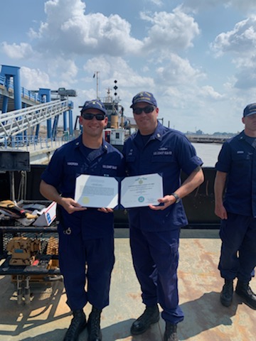 USCG Member Saves lives on Mississippi UMR D8